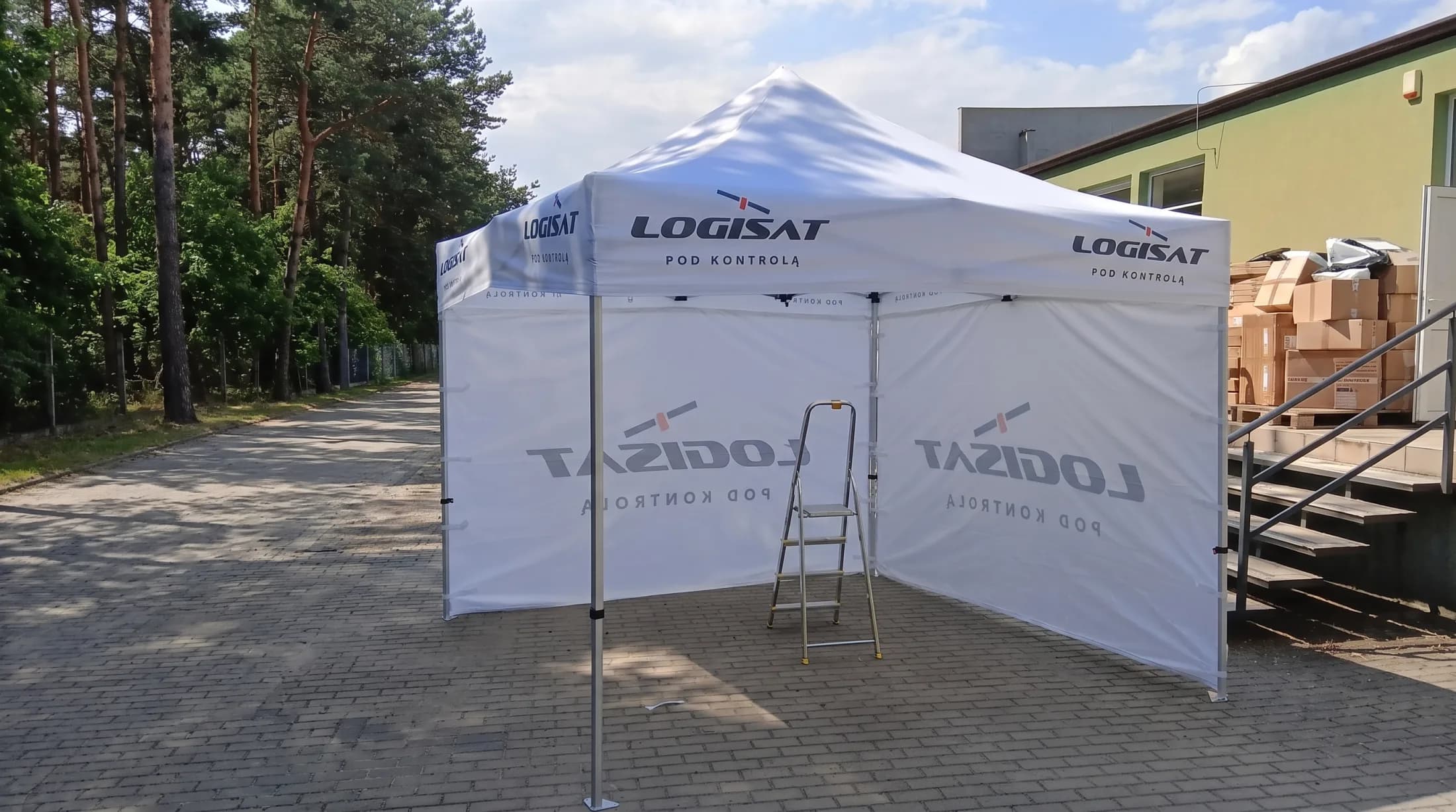 Biały namiot reklamowy Logisat z nadrukiem
