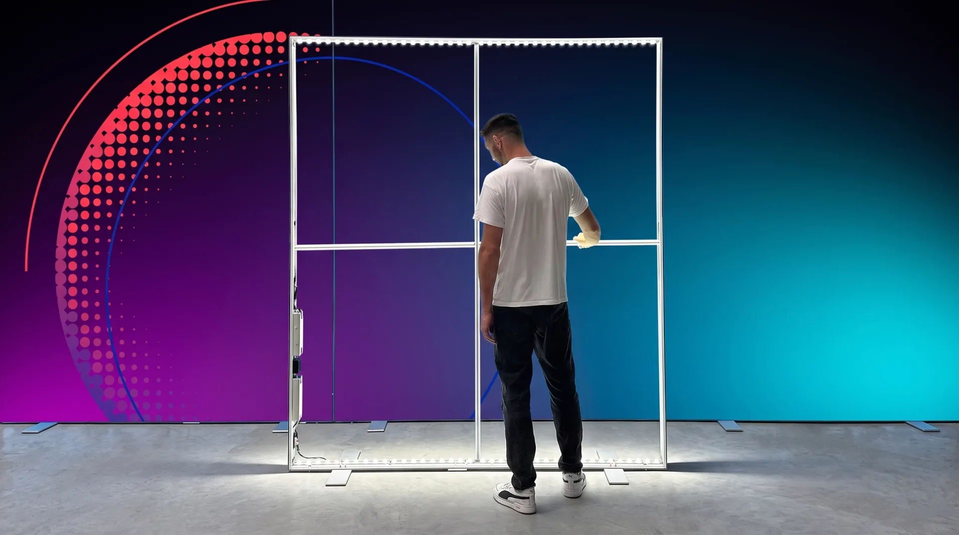 Montaż podświetlanej ścianki reklamowej Vitasystem